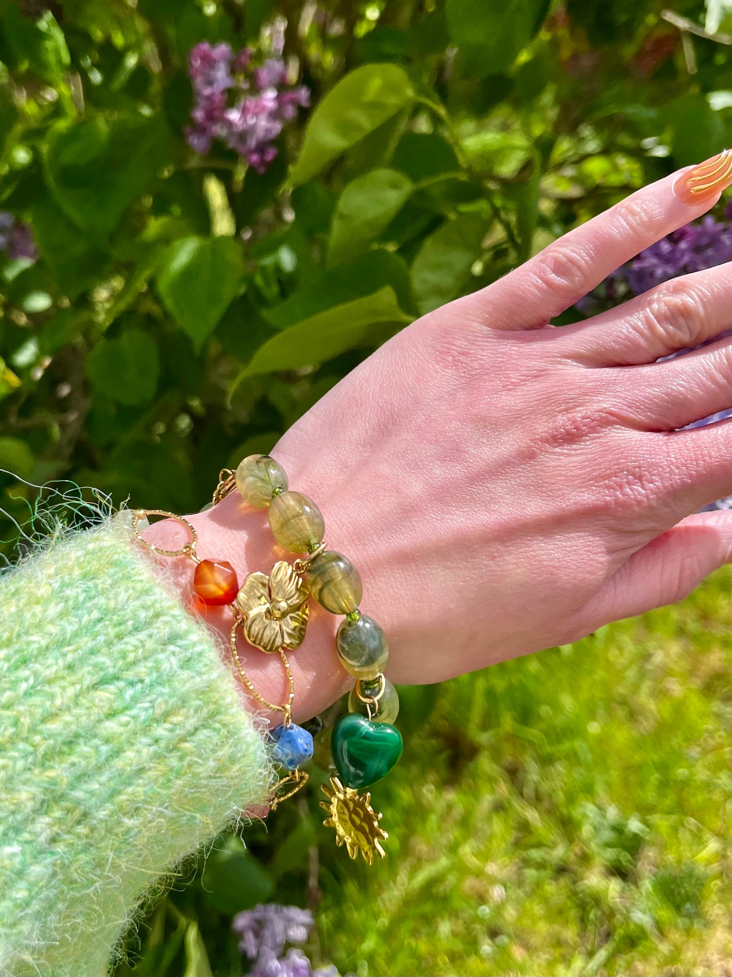Bracelet perles naturelles et breloques - kaki
