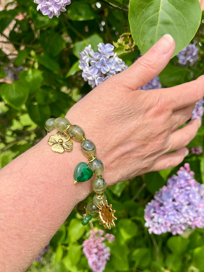 Bracelet perles naturelles et breloques - kaki