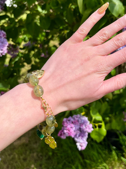 Bracelet perles naturelles et breloques - kaki
