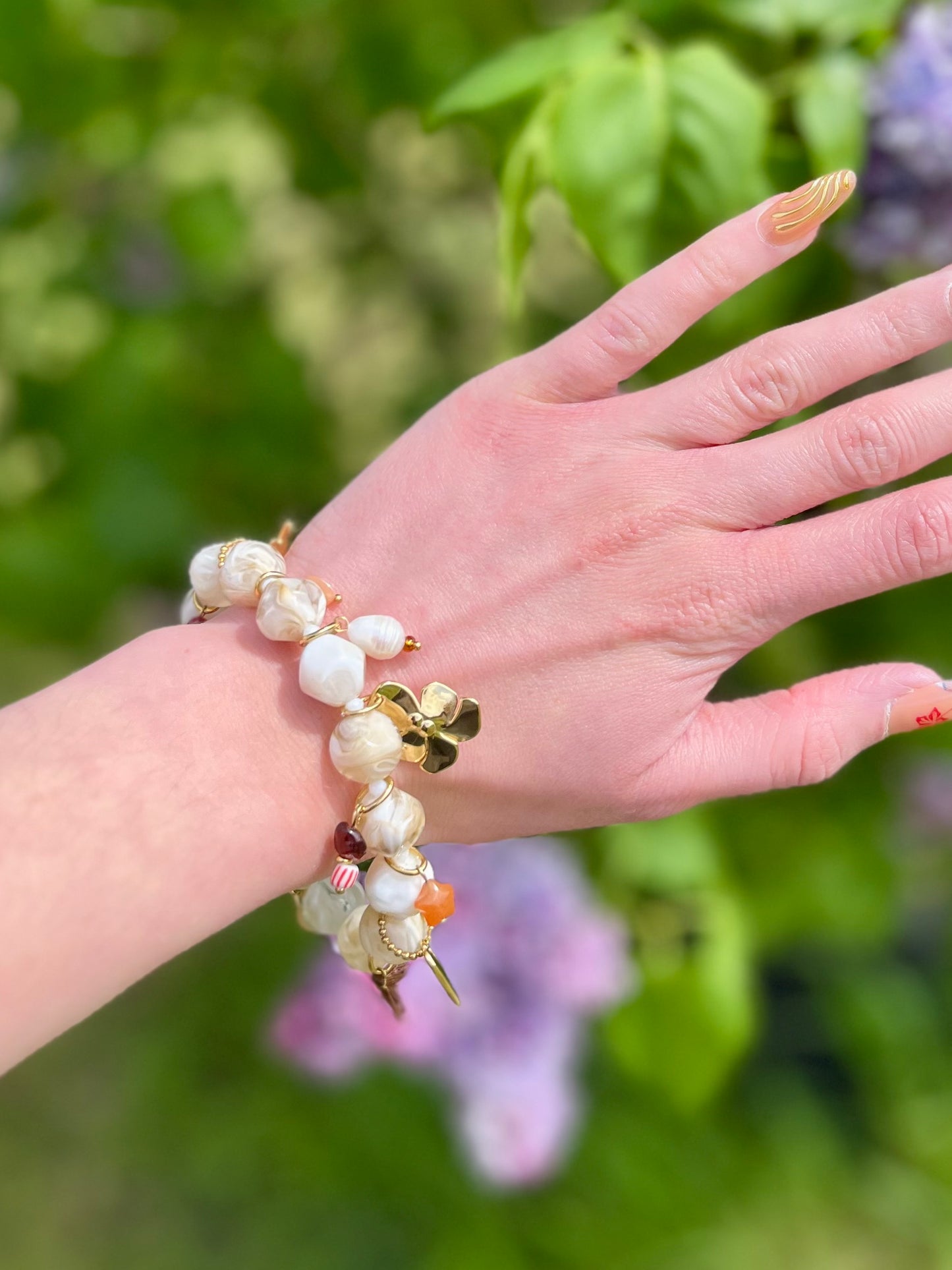 Bracelet perles naturelles et breloques - écru