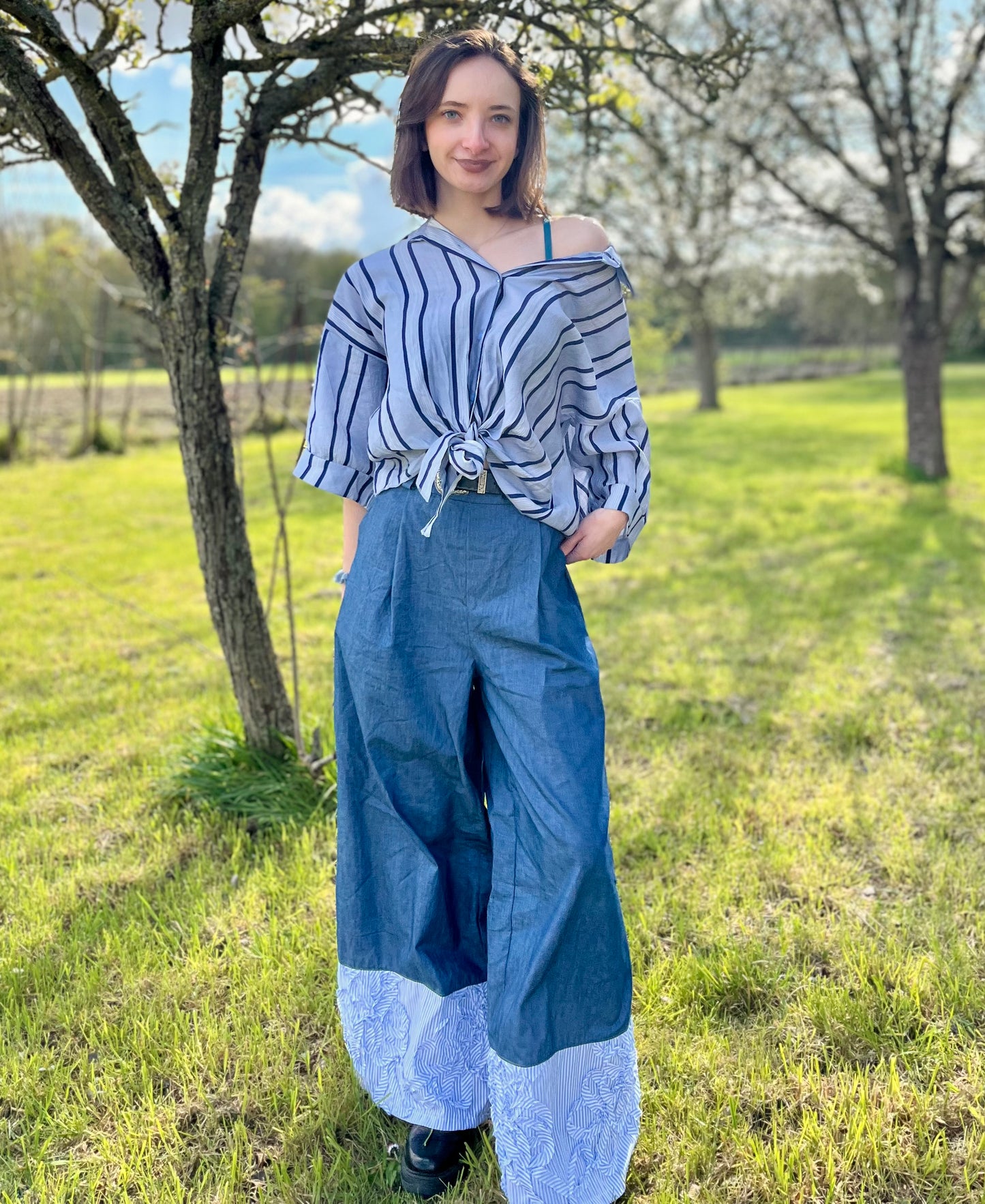 Pantalon large bas broderie - bleu jeans
