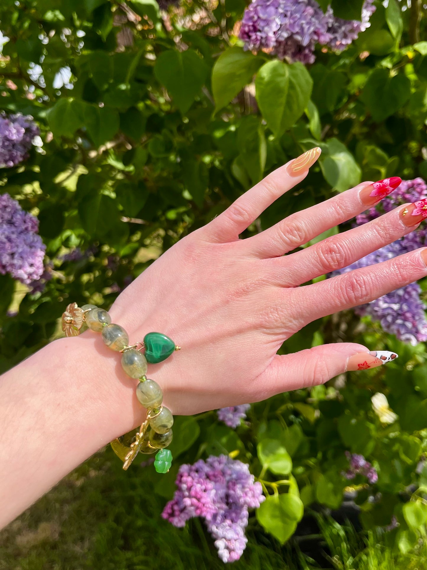 Bracelet perles naturelles et breloques - kaki