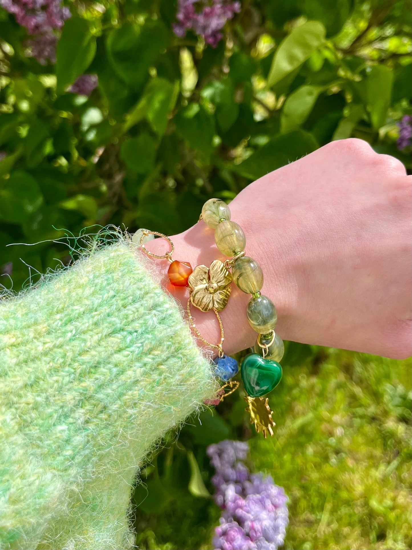 Bracelet perles naturelles et breloques - kaki