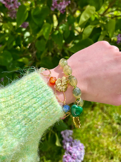 Bracelet perles naturelles et breloques - kaki