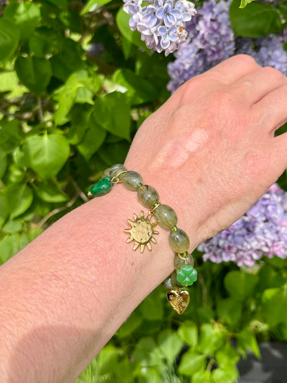 Bracelet perles naturelles et breloques - kaki