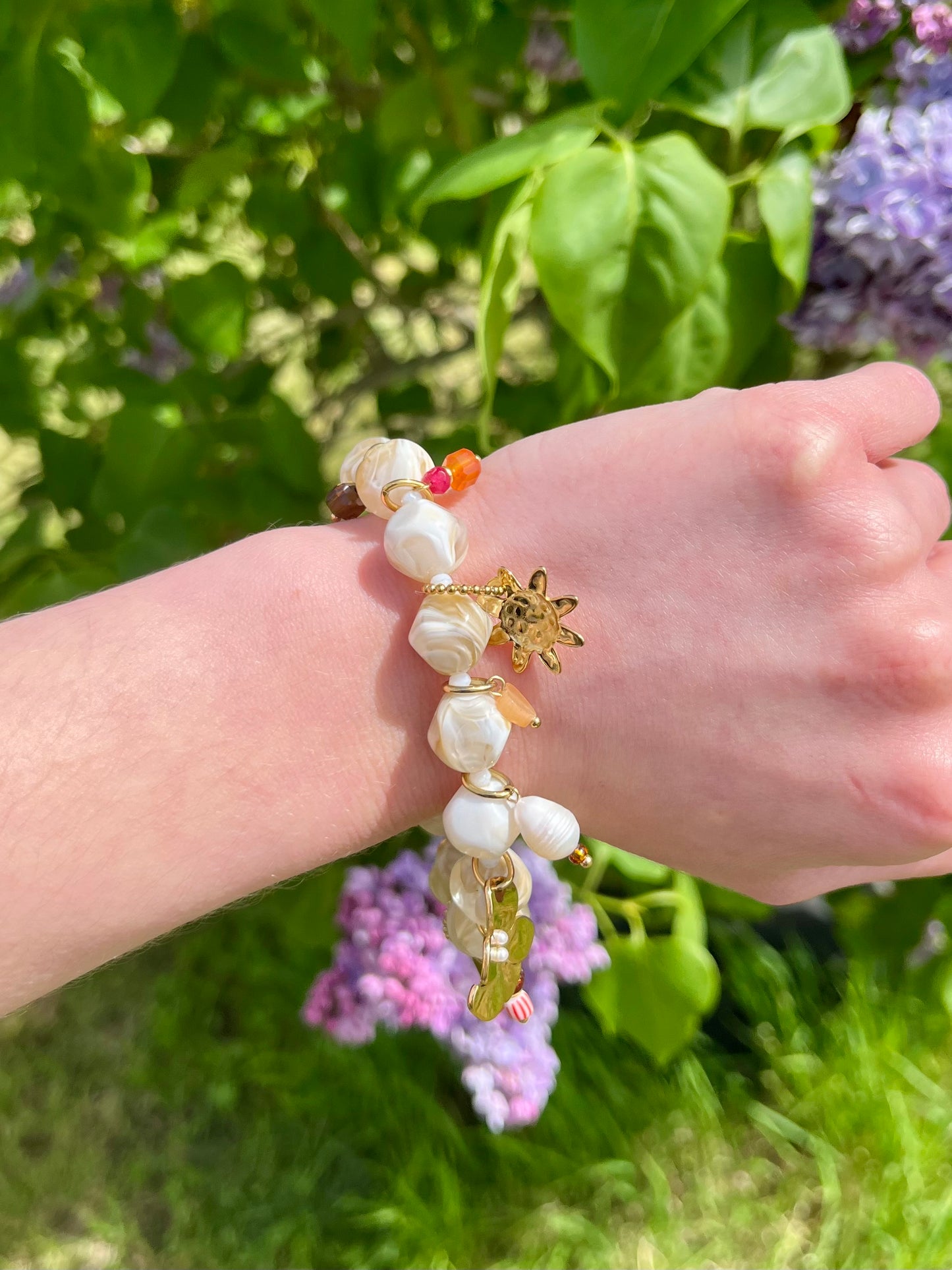 Bracelet perles naturelles et breloques - écru