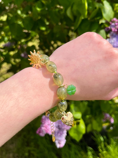 Bracelet perles naturelles et breloques - kaki