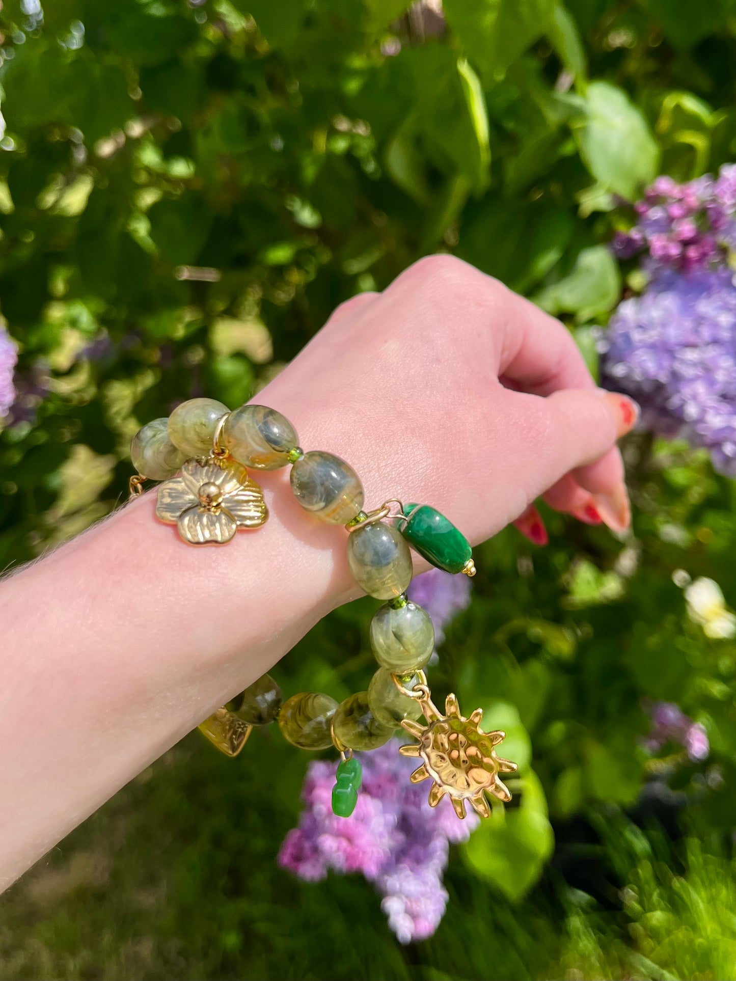 Bracelet perles naturelles et breloques - kaki