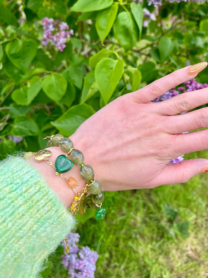 Bracelet perles naturelles et breloques - kaki