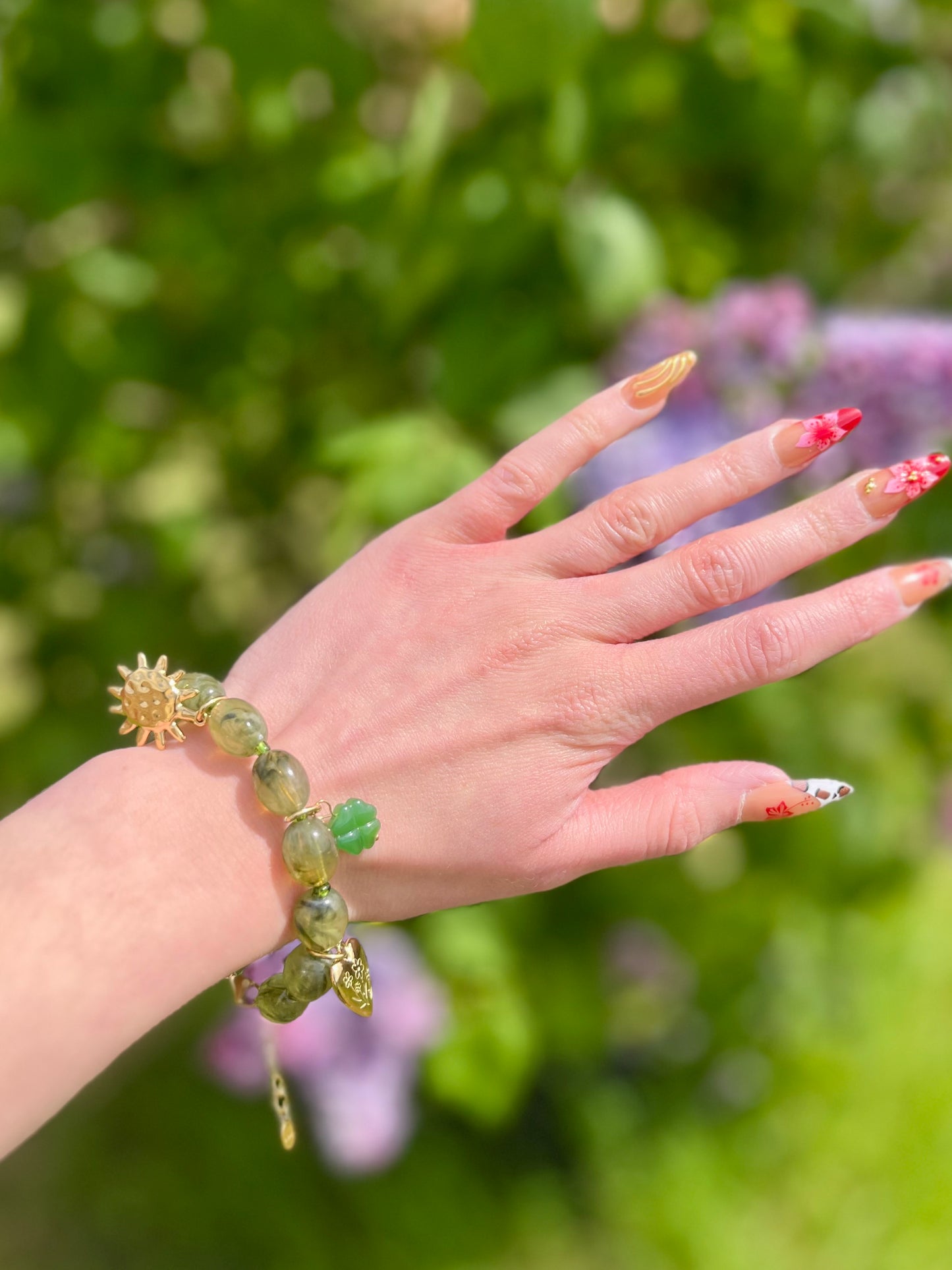 Bracelet perles naturelles et breloques - kaki