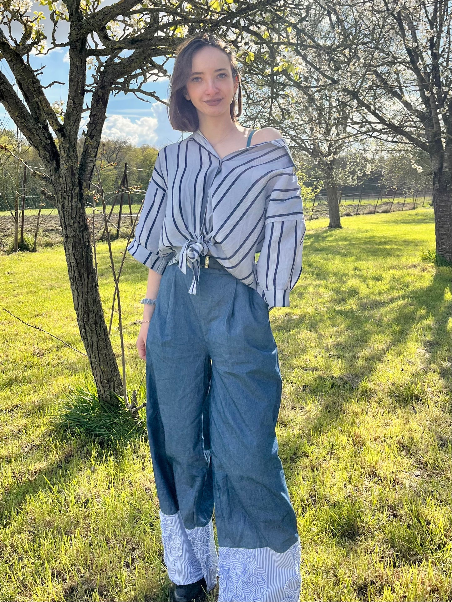 Pantalon large bas broderie - bleu jeans